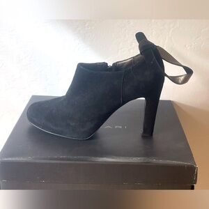 High heel shoe worn once